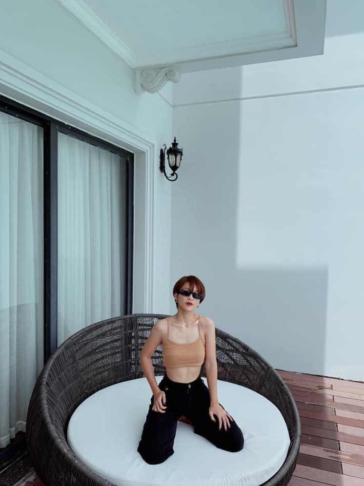 Khả Ngân nhận nhiều lời khen ngợi bởi kiểu tóc ngắn mới cá tính.