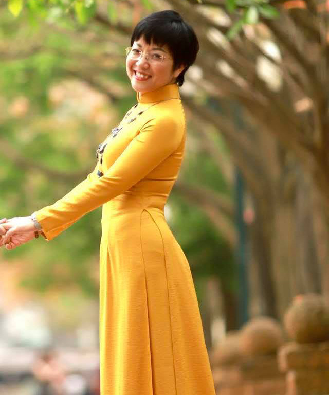 MC Thảo Vân đẹp dịu dàng và rạng rỡ trong tà áo dài màu vàng.