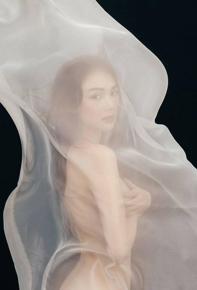 "Bộ ảnh đẹp giống tranh vẽ", "Nhìn có chất nghệ thuật, không dung tục", "Trẻ trung hơn tuổi 33 rất nhiều", "Minh Hằng ngày càng đẹp và gợi cảm"... là những bình luận của dân mạng về bộ ảnh.