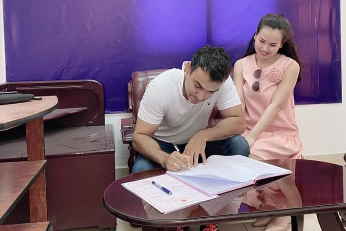 Nữ ca sĩ chia sẻ: "Cưới nhau 2 năm rồi giờ mới làm xong giấy kết hôn. Bởi vì nước Ấn và nhiều nước không có giấy chứng nhận độc thân như nước mình nên để làm được giấy đó tại Ấn thật sự gian truân. Cuối cùng hôm nay chúng tôi đã chính thức trở thành vợ chồng hợp pháp. Mừng rớt nước mắt".