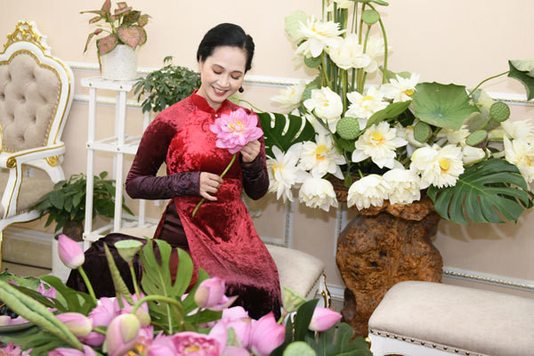NDND Lan Hương vô cùng dịu dàng cùng thưởng trà và sen.