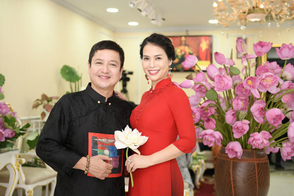 Với ý tưởng tạo nên không gian đậm chất nghệ thuật là nơi đàm đạo và giao lưu của những nghệ sĩ và các nhà thiết kế nhân mùa sen tháng 6 thơm ngan ngát thủ đô, NTK Đỗ Trịnh Hoài Nam đã tổ chức tiệc “Thưởng sen” vô cùng độc đáo. Dù bận rộn với lịch công tác dày đặc nghệ sĩ Chí Trung vẫn đi cùng bạn gái dự tiệc.