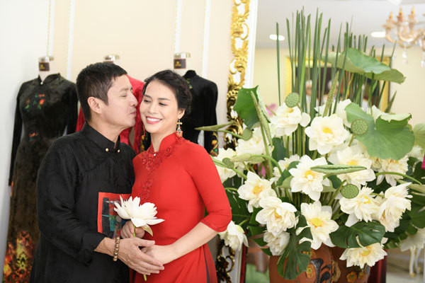 Chí Trung và bạn gái lựa chọn những trang phục áo dài truyền thống.