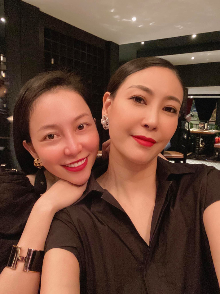 Hoa hậu Hà Kiều Anh hội ngộ "chim công làng múa" Linh Nga cùng những người bạn thân thiết.