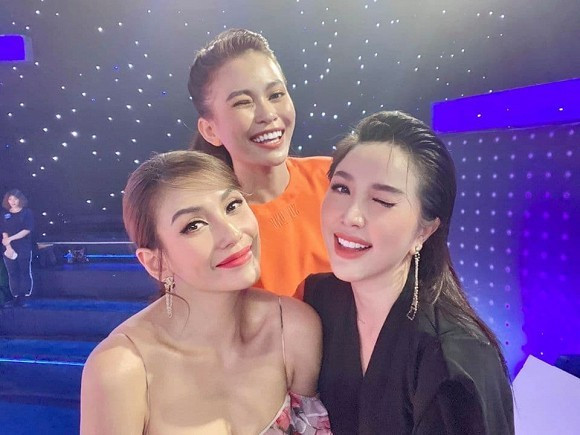 Bảo Thy đọ sắc cùng Võ Hoàng Yến và Mâu Thuỷ khi cùng ghi hình chung một gameshow truyền hình.