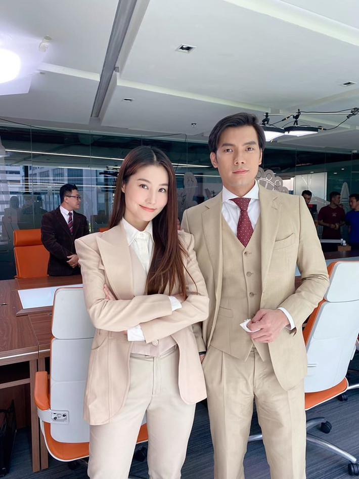 Diễm My khoe ảnh hậu trường cùng Nhan Phúc Vinh trong 'Tình yêu và tham vọng'. "Ảnh của My và anh đẹp trai ngày hôm qua thôi. Thời tiết khá là nóng mà mấy anh em toàn mặc vest vầy nè, nhưng không sao hết, My thích", nữ diễn viên viết.