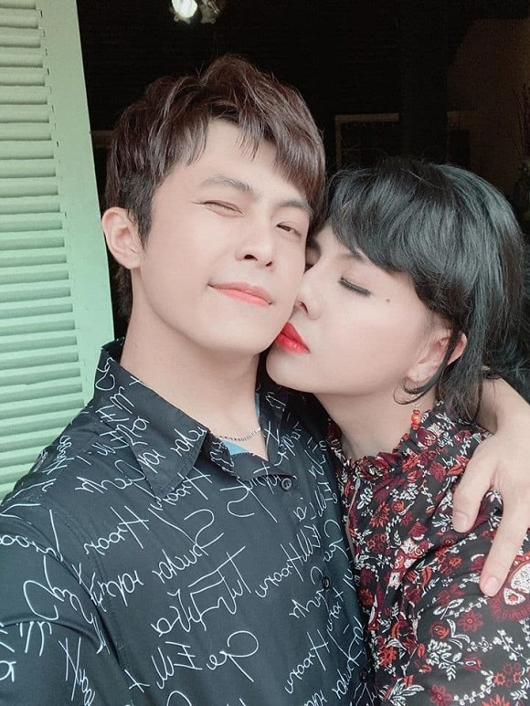 Duy Khánh giả gái e ấp bên Gin Tuấn Kiệt: "Đố cả nhà hôm nay Khánh với Gin quay gì với nhau nè?!".