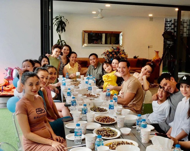 "Một ngày với con, nhớ giờ này 10 năm trước đang nằm liệt giường ngắm con", Hà Hồ tiết lộ. Phía dưới bình luận, khán giả khen Subeo ngày càng lớn phổng phao. Ở tuổi lên 10, con trai của Cường Đô La và Hồ Ngọc Hà sở hữu chiều cao nổi trội và đôi chân dài. Subeo có vẻ ngoài giống cha và chiều cao của mẹ.