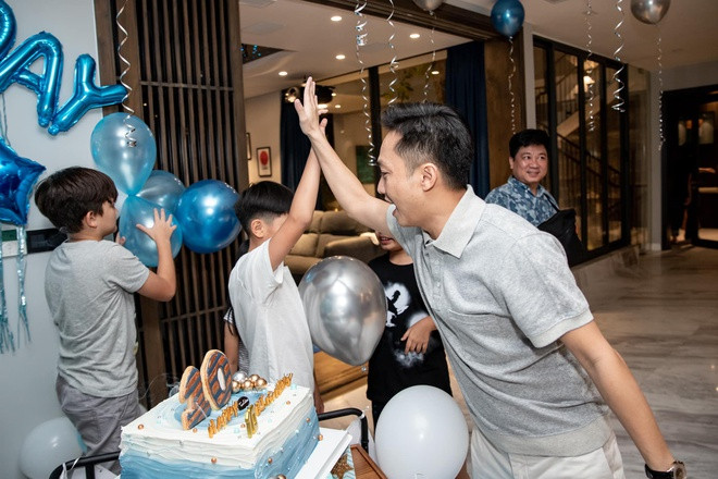 Cường Đô La vui vẻ bên con trai trong ngày sinh nhật. Sau ly hôn, anh và vợ cũ vẫn dành cho con trai sự chăm sóc đặc biệt và tình yêu thương đầy đủ.