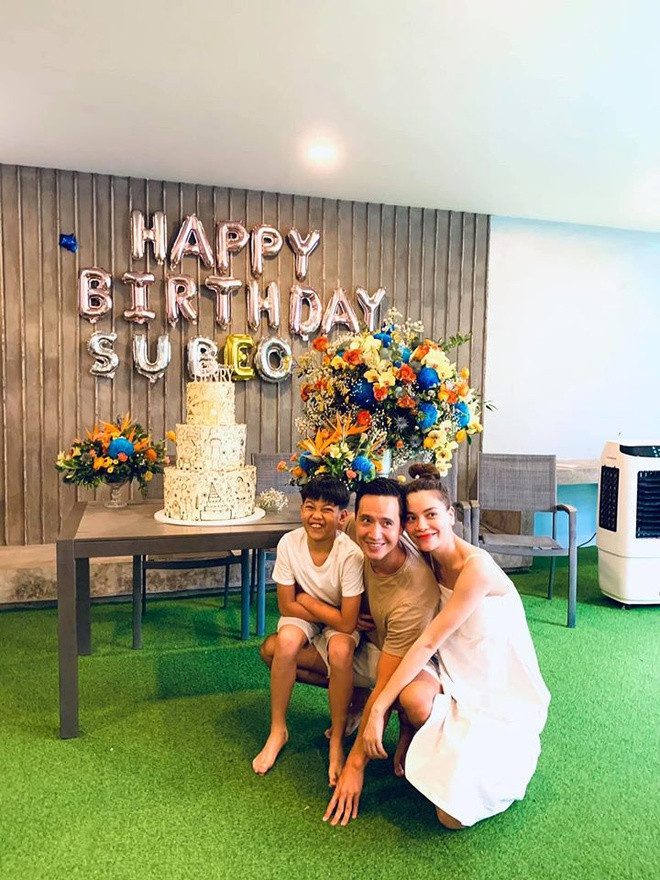 Tối 21/6, trên trang cá nhân, giọng ca Love Songs đăng loạt ảnh trong bữa tiệc sinh nhật của con trai. Nhân ngày con trai bước sang tuổi mới, Hồ Ngọc Hà chia sẻ: "10 năm rồi đó con trai yêu à. Con là tình yêu lớn nhất, là người mẹ mơ về mỗi đêm. Cảm ơn cục kim cương bằng xương bằng thịt đã đến bên mẹ. Mong con sẽ có một cuộc sống đầy bình yên, hạnh phúc và luôn được mọi người yêu thương. Yêu Subeo".