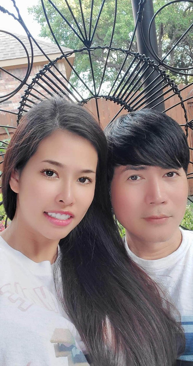 Trên trang cá nhân, Quách Thành Danh chia sẻ nhiều hình ảnh tình tứ bên vợ. Dù trải qua 5 lần sinh nở, bà xã giọng ca "Tôi là tôi" vẫn giữ được nhan sắc trẻ trung.
