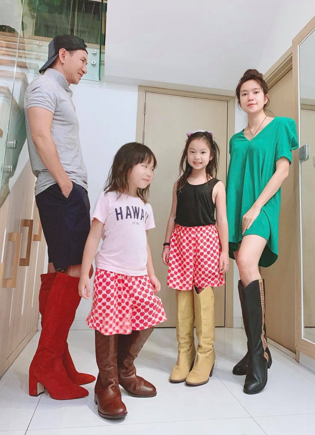 Lý Hải cùng bà xã và hai con gái đọ dáng với mốt đi ủng thời thượng.