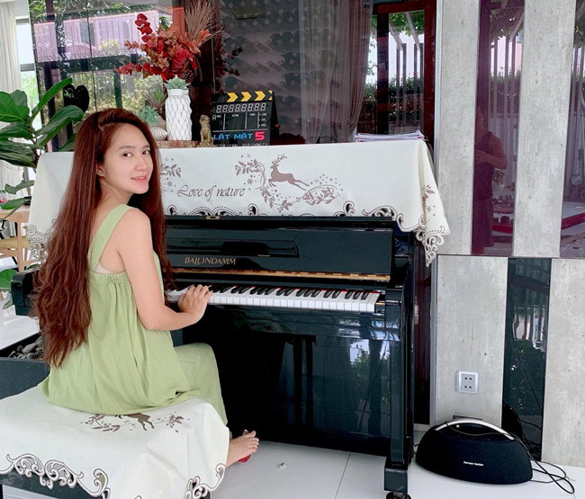 Trên fanpage của hai vợ chồng, Minh Hà không ngại khoe ảnh mặt mộc khiến dân mạng xuýt xoa khen ngợi.