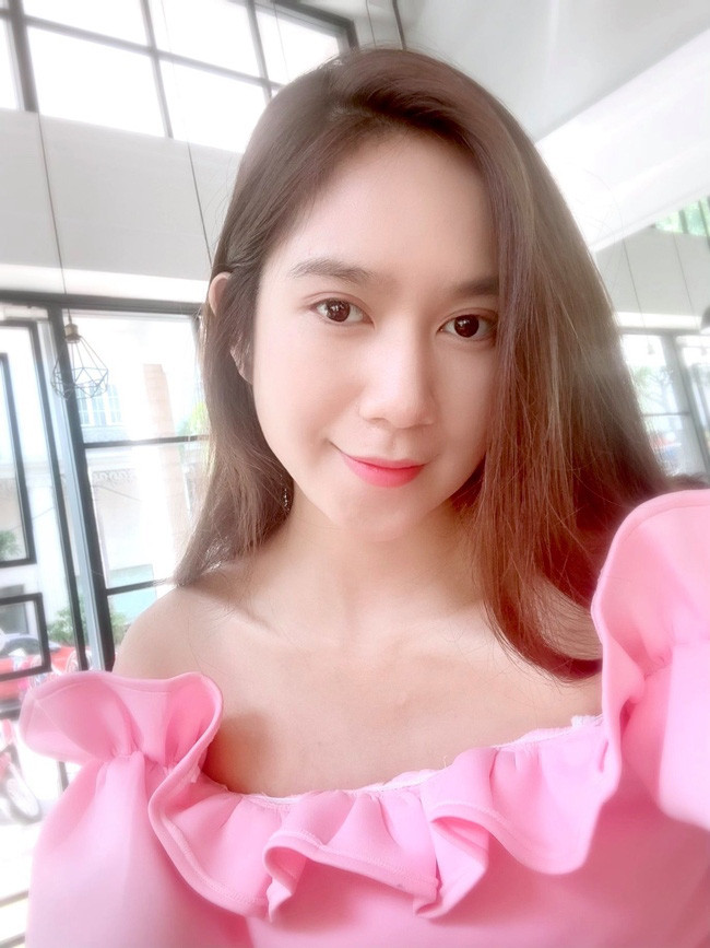 Sau bốn lần sinh nở, quả thực Minh Hà vẫn rất trẻ trung, xinh đẹp, ai cũng phải nói rằng “Hà như gái tân ý nhỉ”. Cận cảnh nhan sắc của bà mẹ 4 con "đốn tim" người hâm mộ.