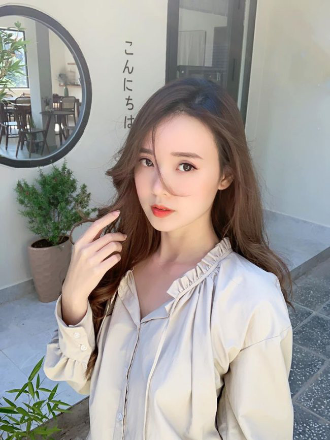 Ngoài chuyện tình cảm, Midu tập trung hết sức mình cho công việc kinh doanh, đóng phim... hot girl sinh năm 1989 hiện còn là giảng viên của một ngôi trường đại học có tiếng tại TP.HCM.