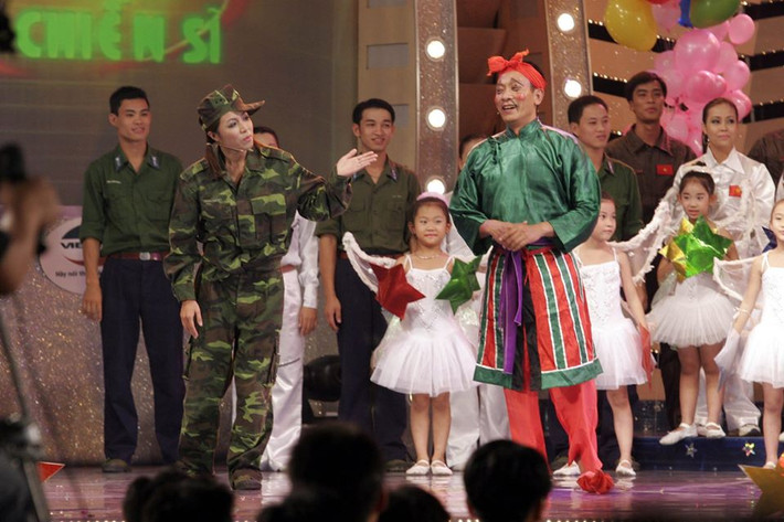 Ngày đầu làm MC Chúng tôi là chiến sĩ, Hoàng Linh khi đó mới 21 tuổi. Sự vui nhộn, trẻ trung của hai MC đã khuấy động sân khấu khiến người xem cũng như trẻ lại với tình yêu chiến sĩ. Trong những kỷ niệm kể lại, Hoàng Linh nhớ nhất “nụ hôn đặc biệt” của một… nữ chiến sĩ. Đó là khi ghi hình xong, bỗng một nữ chiến sĩ lên sân khấu bày tỏ muốn được hôn người dẫn chương trình. Lúc ấy, Hoàng Linh nghĩ, nữ chiến sĩ muốn hôn MC, nhà báo Lại Văn Sâm. Vì thế, Hoàng Linh nói - “Xin mời bạn. Mời bạn cứ tự nhiên!”. Tuy nhiên, nữ chiến sĩ lại quay sang ôm hôn Hoàng Linh, khiến nữ MC bất ngờ.