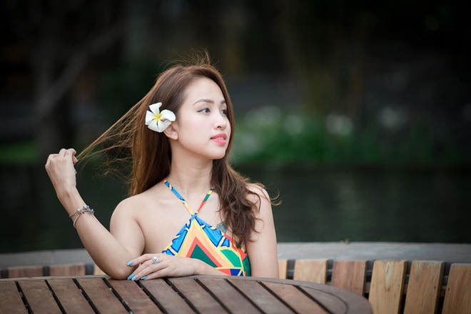 Ngoài vai trò diễn viên, Vân Hugo là MC khá nổi tiếng của Đài truyền hình Việt Nam. Cô từng tham gia dẫn dắt Đường lên đỉnh Olympia, Bài hát Việt... Trải qua cuộc hôn nhân đổ vỡ, làm mẹ đơn thân thời gian khá dài, hiện tại, Vân Hugo đã tìm thấy "bến đỗ" mới cho cuộc đời. Chia sẻ với Zing, MC 8X cho hay cô chuẩn bị lên xe hoa. Tuy nhiên, nữ MC không chia sẻ về danh tính bạn trai. Trước đó, Vân Hugo từng gây bất ngờ chủ động đăng tấm ảnh được cầu hôn.