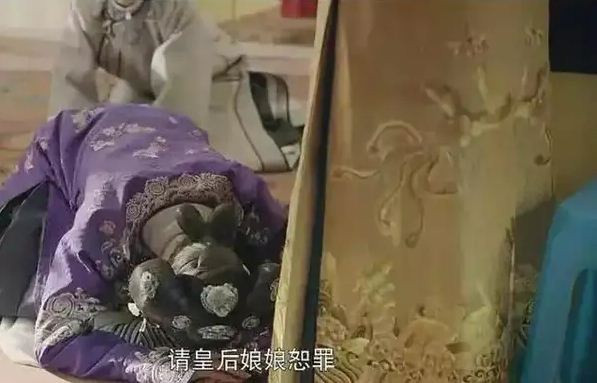 Diên Hi Công Lược bùng nổ năm 2018 nhưng thường bị chê trách vì cẩu thả trong biên tập và nghèo nàn trong dàn dựng cảnh. Trên ảnh, Hoàng đế uy nghi ngồi trên một chiếc ghế nhựa màu xanh và bị lọt vào khung hình. Sạn phim khiến khán giả không khỏi bật cười.