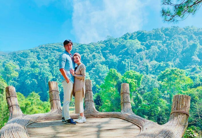 Mới đây trên trang cá nhân của mình, ca sĩ Pha Lê đã chia sẻ loạt ảnh đi du lịch cùng với bạn trai. Nữ ca sĩ chia sẻ rằng, Pha Lê và bạn trai Manny dự tính làm đám cưới trước khi hạ sinh con gái, thế nhưng do dịch COVID-19 nên đám cưới phải hoãn lại.
