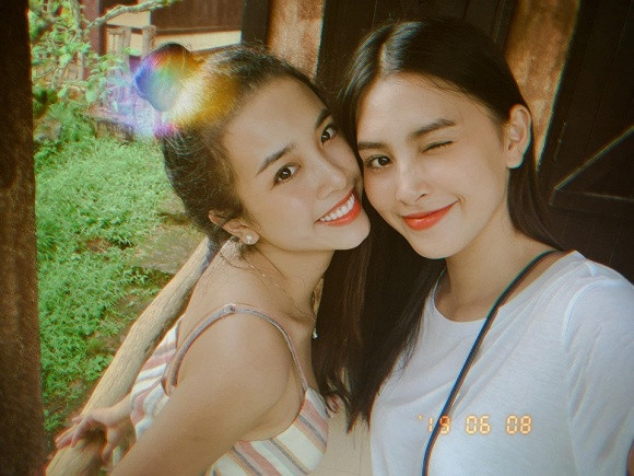 Sau Hoa hậu Việt Nam 2018, Tiểu Vy chơi thân với Thúy An. Cả hai thường đèo nhau trên xe máy, ăn vặt lề đường ở TP.HCM. Chia sẻ với Zing, người đẹp Quảng Nam nói có nhiều kỷ niệm đáng nhớ với Thúy An. Đàn chị đã cho cô không ít lời khuyên trong cuộc sống. "Chị An như bà nụ non vậy, lúc nào cũng lo xa và nghĩ cho người khác", Tiểu Vy kể.