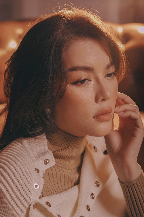 Qua bộ ảnh này, Lý Nhã Kỳ cho thấy cô muốn thử khai thác một hình ảnh nhẹ nhàng mong manh, nhưng cũng mạnh mẽ, lạnh lùng.