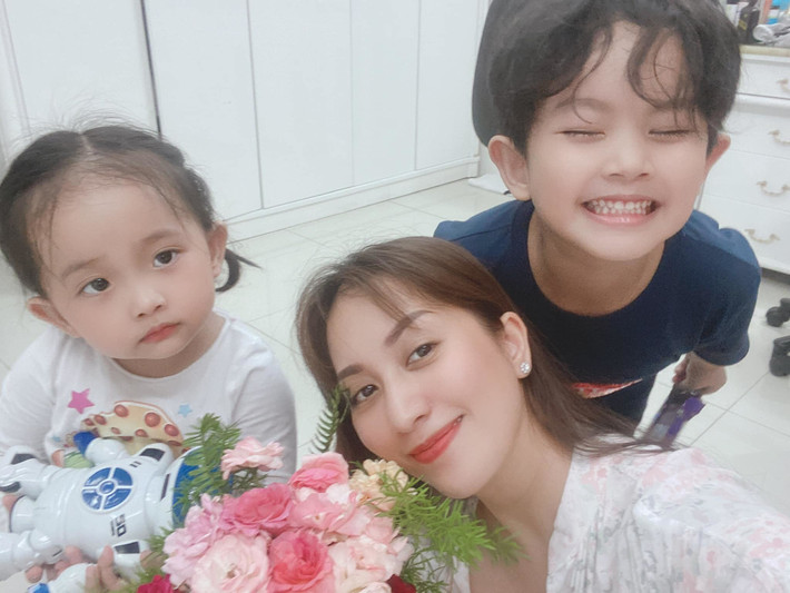 Sao Việt 25/6: Khánh Thi chia sẻ hình ảnh trẻ trung, nhí nhảnh bên 2 con đáng yêu. Nữ nghệ sĩ hài hước: "Mợ chảnh thì không cần cười, ai hơn hớn mặc ai".