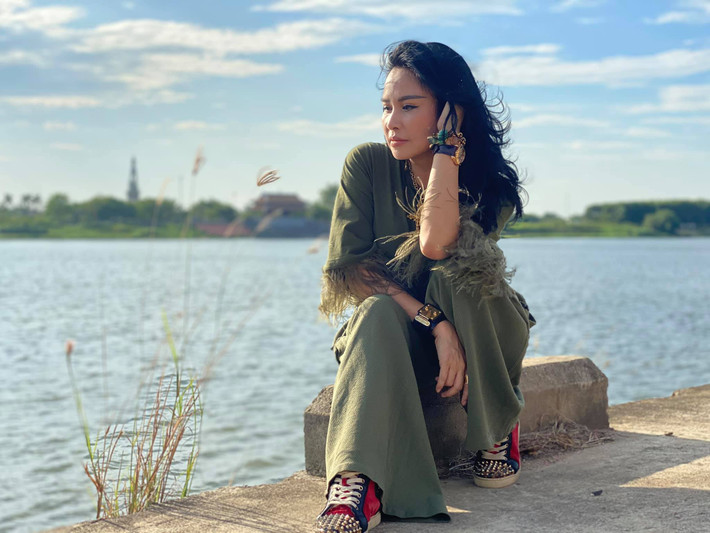 Diva Thanh Lam khoe loạt ảnh đằm thắm kèm những dòng tâm sự: "Chỉ tình yêu mới giúp nảy sinh tình yêu. Vì thế nếu chúng ta càng thể hiện ra ngoài sự yêu quý và trân trọng những người xung quanh ta như bạn bè, người yêu, đồng nghiệp và thậm chí là cả đối thủ… thì năng lượng tiết ra càng mạnh mẽ, và chúng ta sẽ nhận lại được sự yêu mến và tôn trọng của những người xung quanh. Tình yêu và thiện tâm là hai loại cảm xúc có trường năng lượng lớn mạnh nhất trong vũ trụ".