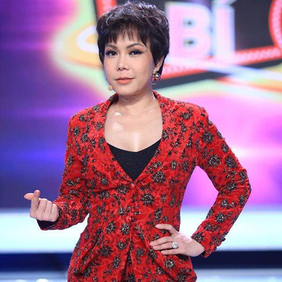 Việt Hương thuộc top những nghệ sĩ có mức cát-xê khủng nhất showbiz Việt. Thù lao ngồi ghế nóng các chương trình gameshow của nữ nghệ sĩ là gần 100 triệu đồng, trong đó cát-sê phim có thể lên đến 1 tỷ đồng. Dù vậy, ngoài hoạt động nghệ thuật, Việt Hương còn kinh doanh bất động sản trong nhiều năm qua.