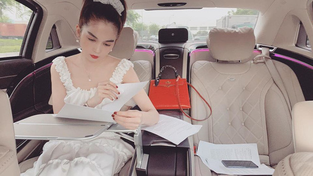 Mới đây, Ngọc Trinh còn chia sẻ khoảnh khắc bận bịu, tranh thủ xử lí giấy tờ trên xế hộp gần 14 tỷ khiến dân tình trầm trồ. Thậm chí, "Nữ hoàng nội y" còn không ngại tiết lộ doanh thu từ công việc kinh doanh lên đến 1,6 tỷ đồng. Trước đó, cô còn chia sẻ một ngày có thể nhập đơn hàng 4 tỷ đồng khiến nhiều người "choáng váng".