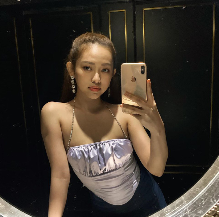 "Kể sương sương cho nghe nè, doanh thu của mình tính bằng tuần, khi một tháng kiếm vài trăm triệu thì công việc của mình kết thúc vào lúc 3h sáng mới đi ngủ. Phải trả tiền cho mấy bạn gói hàng, tiền làm thiết kế, poster, chỉ trong 3 tuần thanh toán 400 triệu tiền công nợ. Tiền doanh thu năm nay mua được thêm chiếc Mec C250" - Thuý Vi chia sẻ.