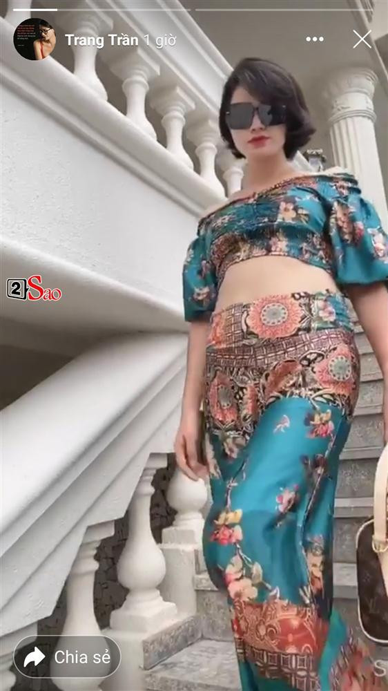 Cũng vì "bụng bia", mà thời gian qua cô rơi tình huống "dở khóc dở cười" khi được cho là mang bầu đứa con thứ hai. Sau đó, chân dài phải làm clip đính chính thông tin bầu bí, cô nói: "Xin đính chính lại là em không có bầu nha mọi người, đó là bụng bia".