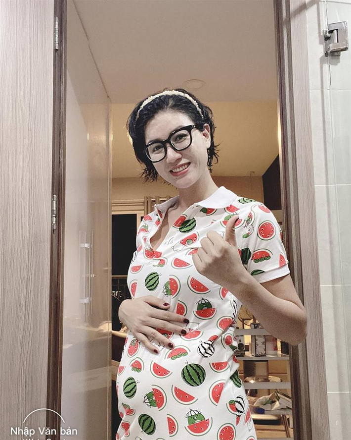 Nếu như không lên tiếng thanh minh, thì ít ai dám nghĩ đó là chiếc bụng mỡ của cựu người mẫu Trang Trần.