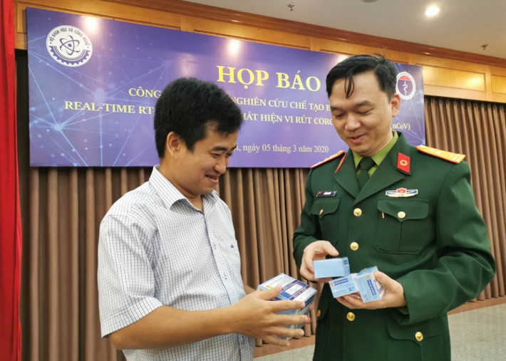 Ngày 5/3/2020, Bộ KH&CN đã nhanh chóng họp báo về việc Việt Nam sản xuất thành công kit test COVID-19. Khi đó, Thứ trưởng Phạm Công Tạc nhấn mạnh: “Thành công của đề tài đặc biệt quan trọng, có ý nghĩa lớn trong tình hình dịch COVID-19 đang là mối lo ngại và nguy hiểm trên toàn cầu. Kết quả nghiên cứu khẳng định trình độ của các nhà khoa học Việt Nam và sự vào cuộc của Bộ KH&CN trước những vấn đề thực tiễn, góp phần phòng, chống và điều trị dịch COVID-19...”.