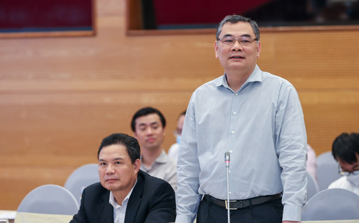 Tại buổi họp báo Chính phủ thường kỳ chiều 4/4, Trung tướng Tô Ân Xô, Chánh Văn phòng, Người phát ngôn Bộ Công an khi đề cập vụ Việt Á đã cho biết, Cơ quan điều tra Bộ Công an cũng đã khởi tố nhiều bị can, hiện đang tiếp tục điều tra, làm rõ. “Vụ Việt Á, thông báo của Ủy ban Kiểm tra Trung ương vừa qua đã nói quá rõ về các tổ chức, cá nhân có liên quan. Các bạn chờ đợi cơ quan chức năng tiến hành các thủ tục tiếp theo”. Dư luận đặt câu hỏi, điều gì đang chờ các cán bộ vừa bị “điểm danh”?