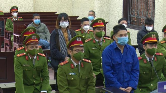 Tại phiên tòa sơ thẩm ngày 18/11/2021, HĐXX TAND tỉnh Hải Dương tuyên bị cáo Năng mức án tử hình về các tội Giết người, Cướp tài sản, Xâm phạm thi thể, mồ mả, hài cốt. Bị cáo Mừng chịu mức án 6 năm 6 tháng tù về các tội Che giấu tội phạm và Xâm phạm thi thể, mồ mả, hài cốt.