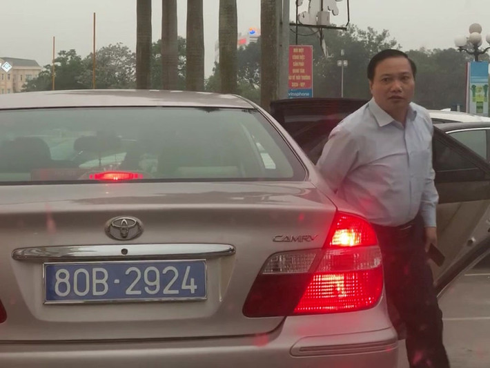 Thời điểm đó, ông Quảng được Văn phòng Đoàn ĐBQH và HĐND tỉnh Ninh Bình bố trí một chiếc ô tô nhãn hiệu Toyota Camry 3.0, màu ghi hồng, mang biển số xanh 35A-5888 để phục vụ công tác. Tuy nhiên, nhiều người khi đó phát hiện cùng một chiếc xe này, có lúc được gắn biển số xanh 80B-2924 cũng để phục vụ ông Quảng. Việc thay đổi 2 biển số khác nhau trên cùng một chiếc xe đã được thực hiện nhiều lần, kể cả đi công tác trong tỉnh cũng như ngoài tỉnh Ninh Bình.