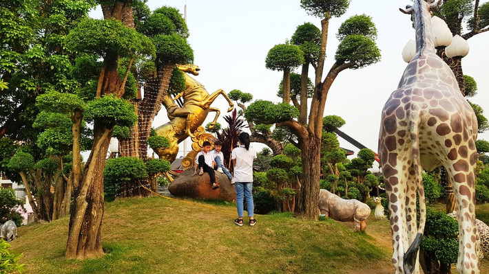 Khi PV tham quan khuôn viên này cũng là thời điểm hoàng hôn phủ bóng. Những người dân làng Ô Mễ và người dân các địa phương lân cận đổ về công viên vui chơi rất đông. Từ những cháu học sinh tan học vào công viên để vui chơi cùng chim, thú đến các cụ già đến tập thể dục, lớp thanh niên đến chụp ảnh, ca hát…