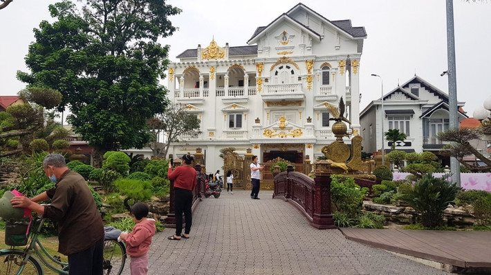 “Công viên Ô Mễ” là tên người dân thôn Ô Mễ (xã Hưng Đạo, huyện Tứ Kỳ, Hải Dương) đặt cho khuôn viên rộng chục nghìn m2 đất được ông Nguyễn Đình Chiến (SN 1977, người dân trong làng thường gọi gần gũi là Chiến “lợn”) xây dựng và mở cửa miễn phí để người dân tham quan, vui chơi giải trí sau những ngày lao động mệt nhọc, vất vả. 