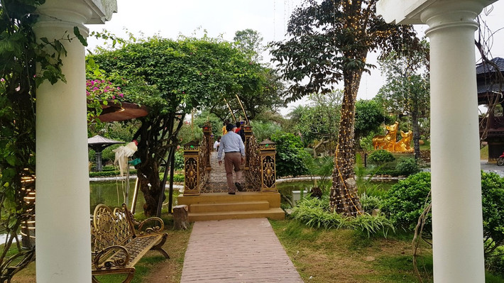Khi PV có mặt để phỏng vấn người dân địa phương cũng là thời điểm anh Chiến từ TP HCM mới về. Kể về mục đích xây dựng khuôn viên, mở công viên miễn phí cho người dân địa phương, anh Chiến cho biết, bản thân buôn ba từ nhỏ, thủa ấu thơ lớn lên tại đây.