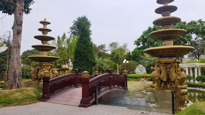 “Trước đây, khu vực trước làng là cánh đồng, người dân trồng rau màu để mưu sinh cuộc sống, thời điểm đó người dân phun nhiều thuốc sâu. Khi có điều kiện kinh tế, tôi suy nghĩ muốn làm điều gì đó để bảo vệ sức khỏe người dân địa phương, đồng thời cũng để người dân có nơi vui chơi, giải trí nên tôi quyết định bỏ tiền xây dựng khuôn viên này”, anh Chiến nói và khẳng định làm vì cộng đồng là chính.