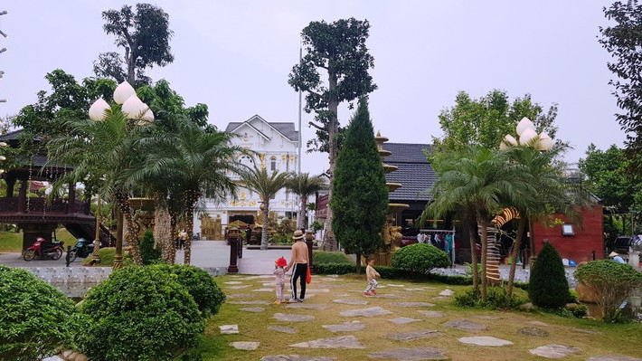 Đại gia buôn lợn ở Hải Dương khẳng định, khi nào nhà nước cần sử dụng diện tích đất này để làm việc phúc lợi, anh sẵn sàng hiến tặng toàn bộ diện tích đất trên mà không bao giờ cần đền bù. “Một kiếp người cũng chỉ có vậy. Khi chết không mang gì đi được nên có cơ hội làm đẹp cho đời thì cứ làm”, anh Chiến nói.