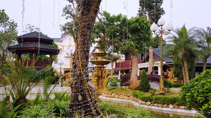 Nơi đây tiếng là do anh Chiến dựng xây nhưng không khác gì của chung người dân. Bởi công viên hoàn toàn miễn phí, mở cửa cả ngày đêm, không có quản lý, bảo vệ và chỉ có một số công nhân dọn dẹp, chăm sóc cây cối và cho chim, thú ăn. Mỗi tháng để duy trì công viên, anh Chiến đã phải chi đến 150 triệu đồng cho nhân công, điện nước, chăm sóc cây cối...