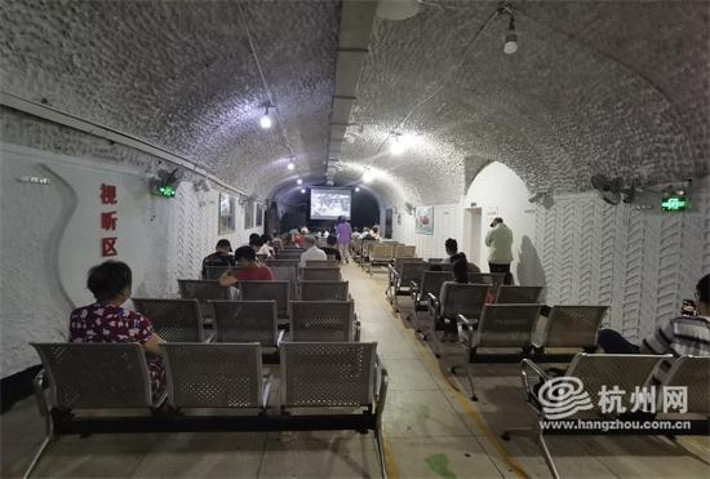 Về sau, để tránh lãng phí, nhằm cùng lúc đạt 3 mục đích “chuẩn bị chiến tranh, phục vụ kinh tế, xã hội”, các địa phương ở nước này đã chuyển đổi các hầm tránh bom này thành các hầm rượu, nhà hàng, hiệu sách hay nơi tránh nóng công cộng. Ảnh: Hangzhou.