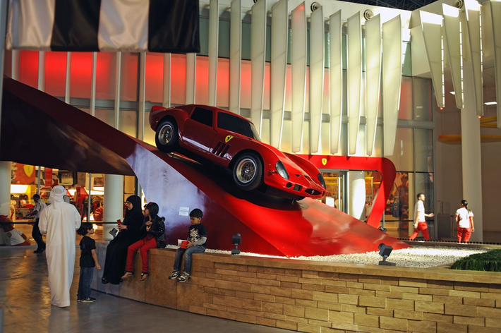 Gia tộc còn đầu tư thêm các điểm du lịch, bao gồm công viên giải trí Ferrari World, bảo tàng Louvre ở Paris và đường đua Công thức 1. Ảnh: Bloomberg, SCMP.