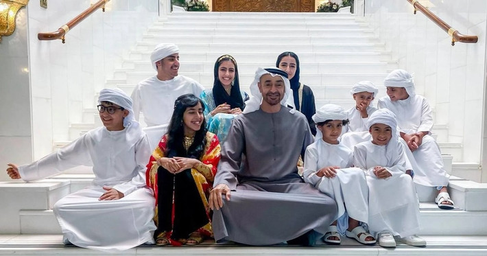 Bởi vì bên cạnh khối tài sản cá nhân trị giá 300 tỷ USD, Hoàng gia Abu Dhabi còn nắm quyền quản lý 1.200 tỷ USD tài sản quốc gia mà chưa tính đến trữ lượng dầu mỏ.