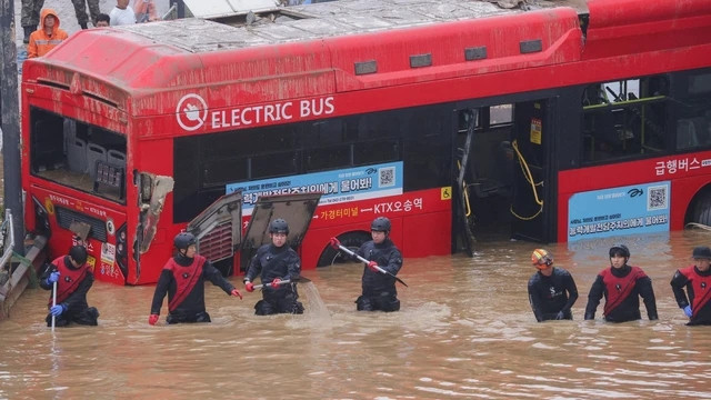 Bộ này cũng cho biết 16 trường hợp tử vong đã được ghi nhận ở tỉnh Bắc Gyeongsang, nằm dọc theo phần phía đông của Bán đảo Triều Tiên. Hầu hết trường hợp thiệt mạng do sạt lở đất.