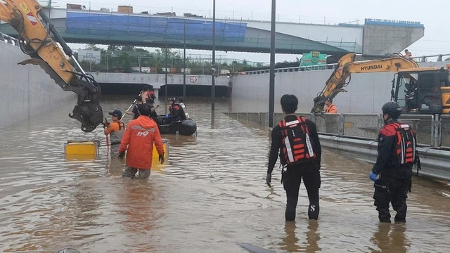 Ngoài ra, khoảng 8.300 hộ gia đình ở 4 tỉnh đang bị mất điện, theo Yonhap.