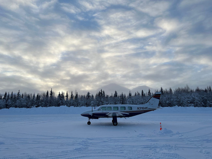 Hành trình đi chợ của Salina là từ ngôi làng Port Alsworth của Alaska tới thành phố lớn nhất bang này - Anchorage. Khu vực cô sống có dân số chỉ khoảng 200 người.