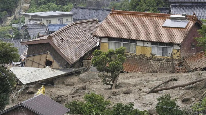 Nhật Bản đang trong mùa mưa. Cơ quan khí tượng cho biết khu vực tây nam nước này đã có mưa lớn từ đêm 9/7. Đến 9h ngày 10/7, lượng mưa ghi nhận ở Soeda đạt 568 mm, thành phố Saga ghi nhận lượng mưa 475 mm.
