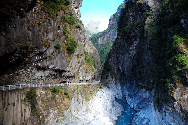Đường hầm Jiucyudong, Đài Loan: Nằm trong công viên quốc gia Taroko xinh đẹp, đường hầm này chạy xuyên qua các vách đá và băng qua sông, mang đến cho du khách một cái nhìn ngoạn mục về môi trường xung quanh.